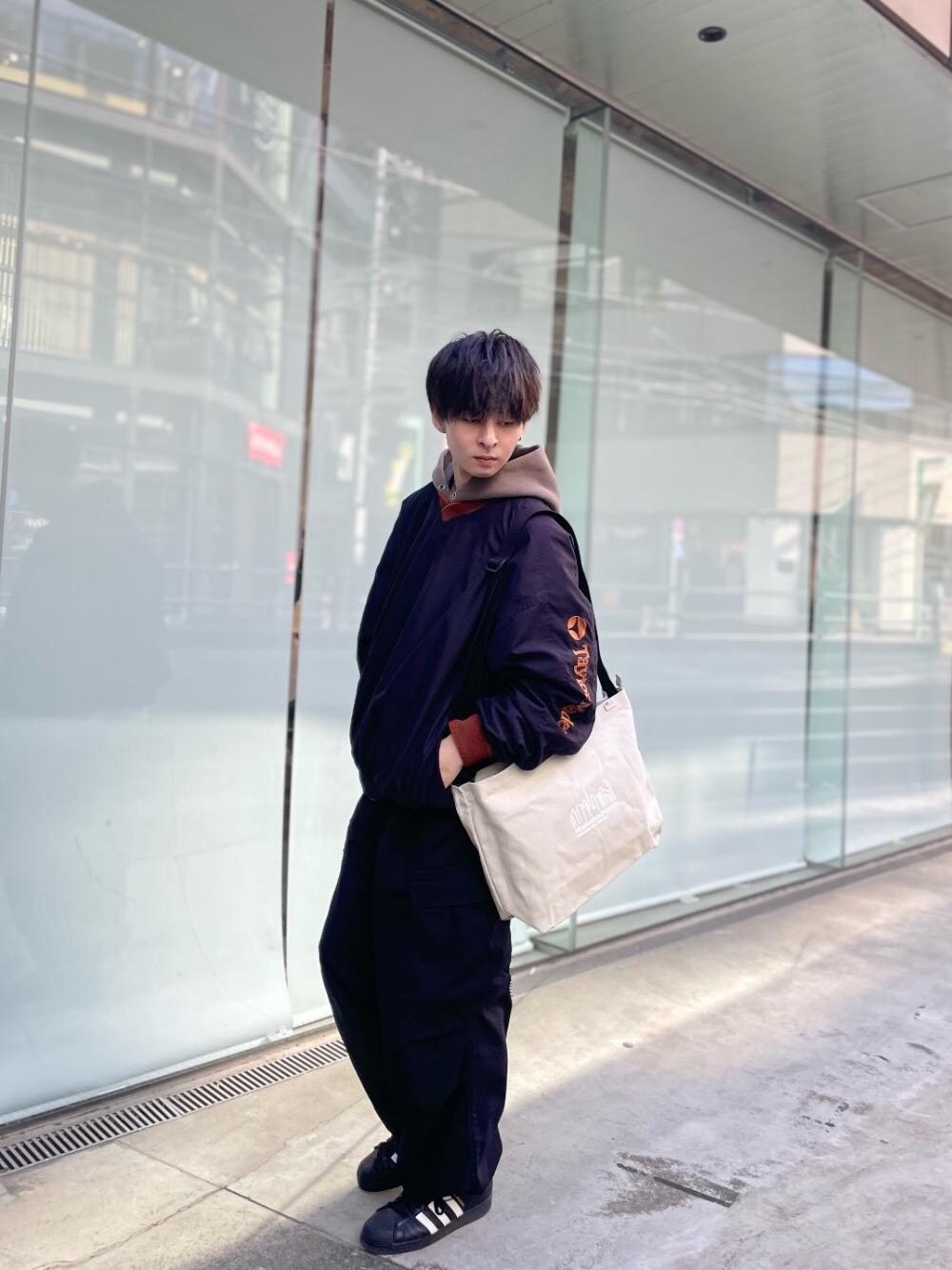 ベージュ系のショルダーバッグを着用したメンズの冬コーディネートの1枚目の写真