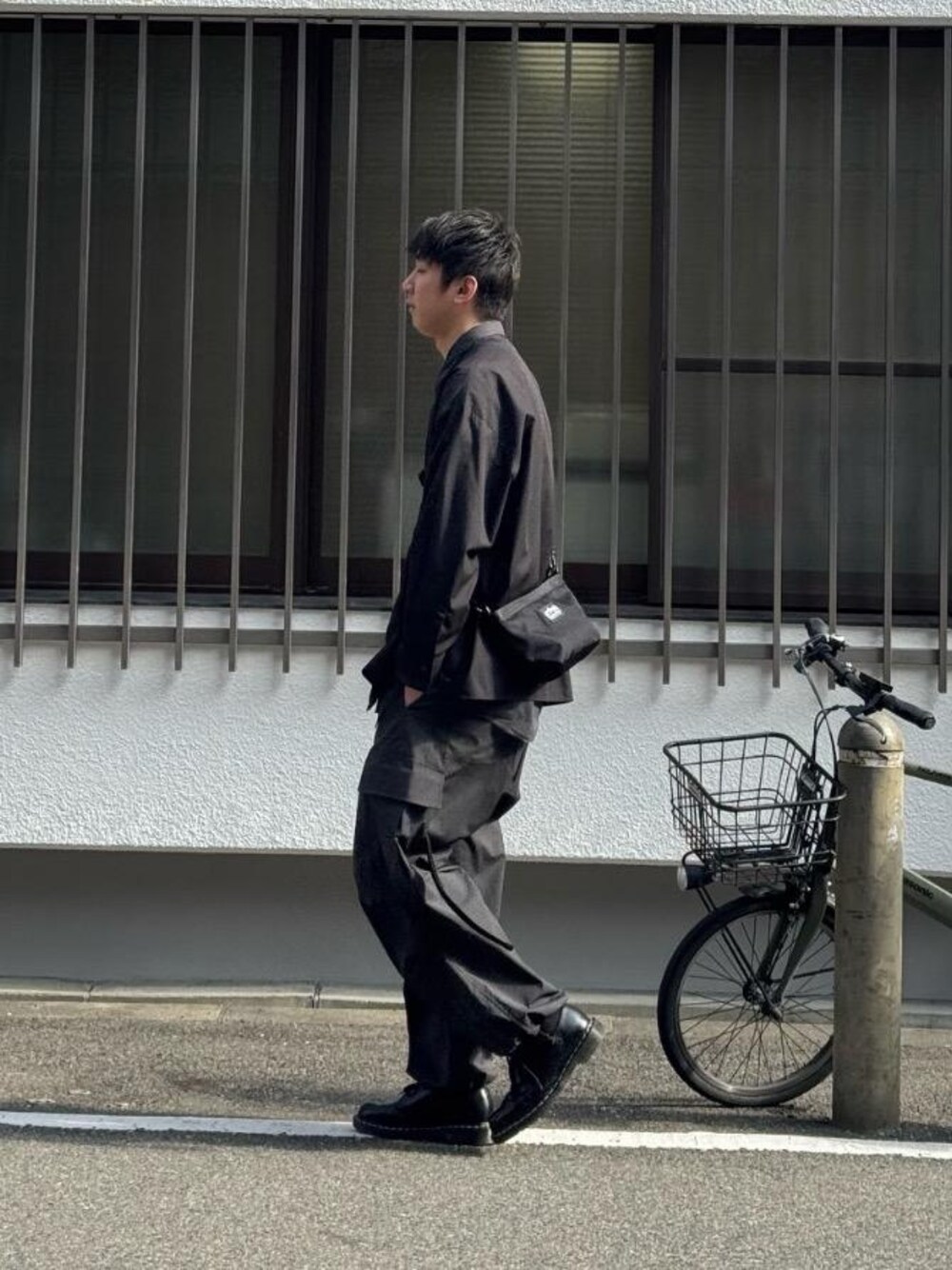 ブラック系のショルダーバッグを着用したメンズの冬コーディネートの1枚目の写真