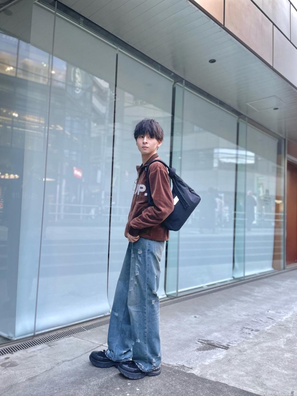 ブラック系のショルダーバッグを着用したメンズの冬コーディネートの1枚目の写真