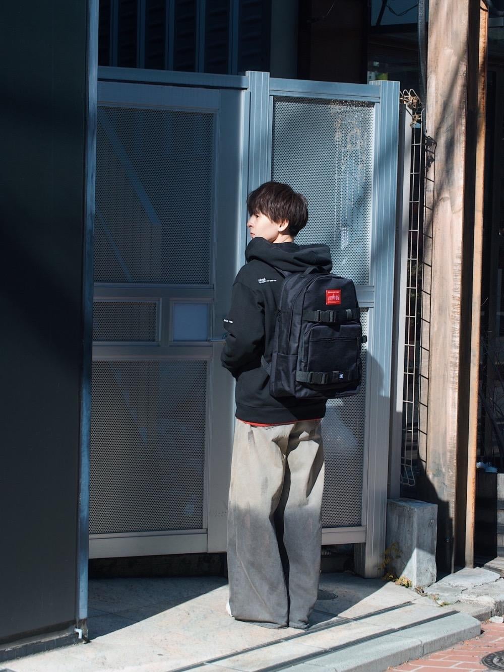 ブラック系のパーカーを着用したメンズの冬コーディネートの1枚目の写真