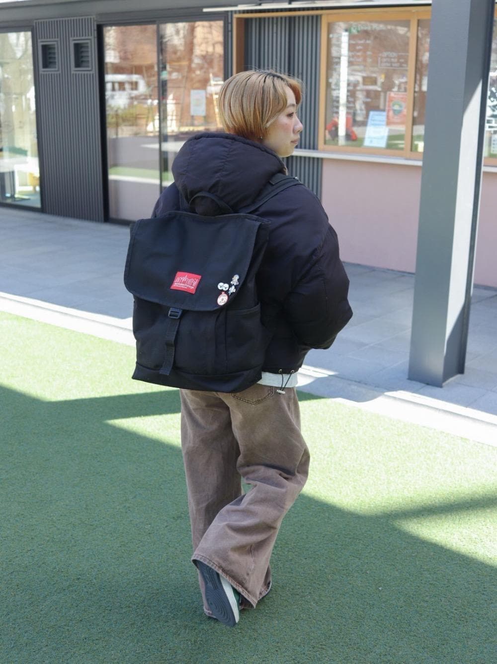 ブラック系のバックパック/リュックを着用したレディースの冬コーディネートの1枚目の写真