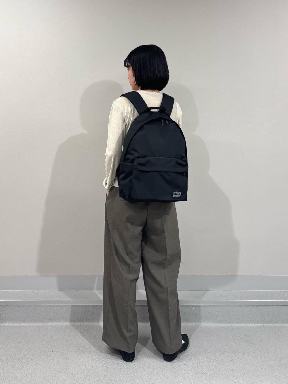 ブラック系のバックパック/リュックを着用したレディースの冬コーディネートの1枚目の写真