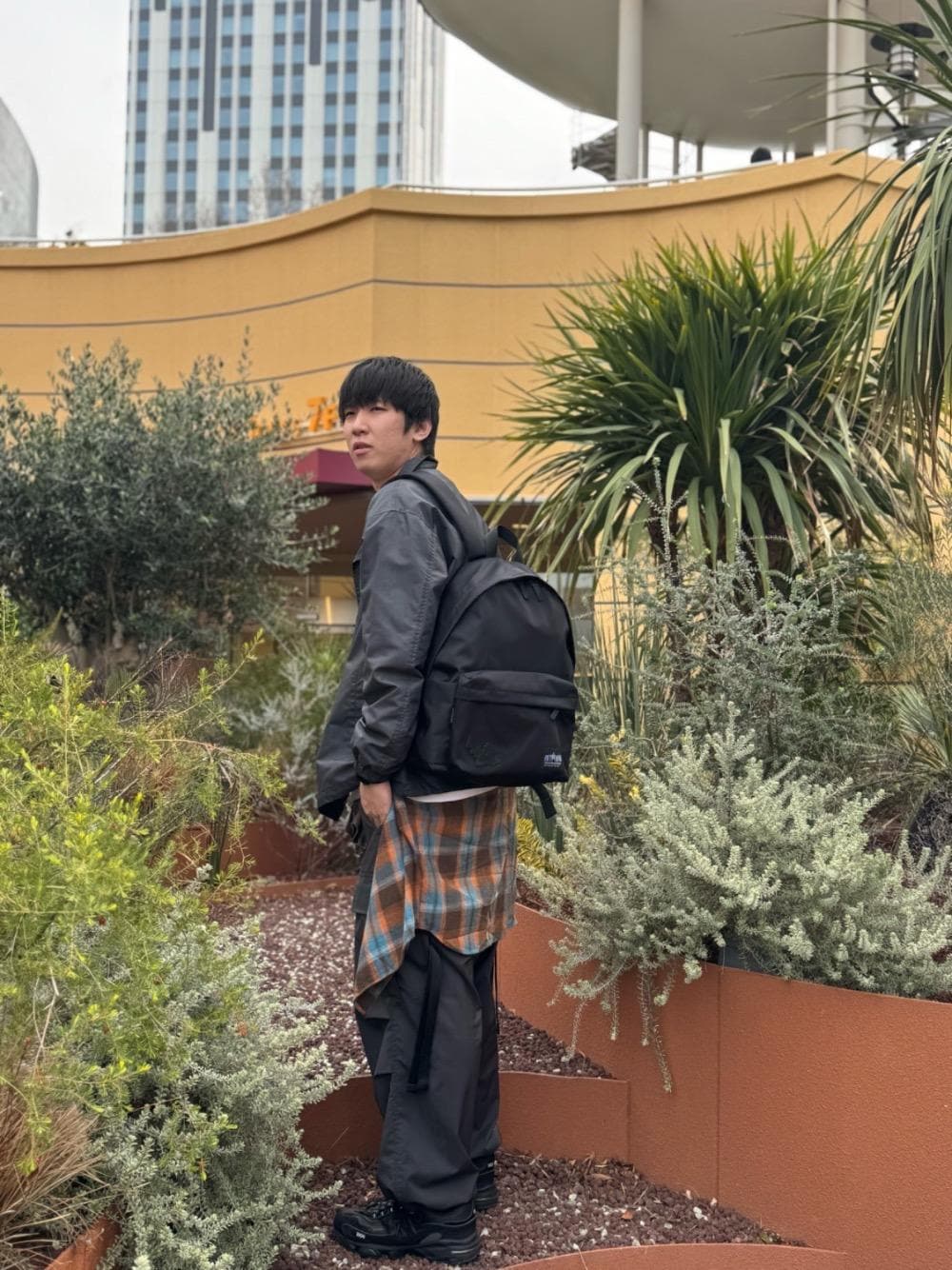 ブラック系のバックパック/リュックを着用したメンズの春コーディネートの1枚目の写真