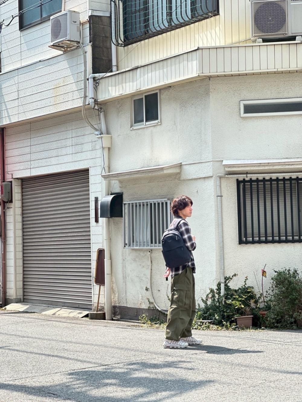 ブラック系のバックパック/リュックを着用したメンズの春コーディネートの1枚目の写真