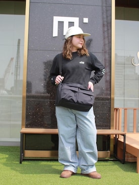 「Manhattan Portage（マンハッタンポーテージ）のNEUES VELOCITY SHOULDER BAG (LG) TUSSAH PVC（ショルダーバッグ、ブラック系）」を使った、Manhattan Portage Staffさん（メンズ）の春コーディネート