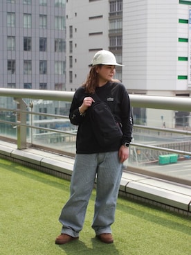 「Manhattan Portage（マンハッタンポーテージ）のNEUES LITTLE ITALY CROSSBODY BAG TUSSAH PVC（ボディバッグ/ウエストポーチ、ブラック系）」を使った、Manhattan Portage Staffさん（メンズ）の春コーディネート