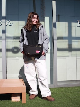 「Manhattan Portage（マンハッタンポーテージ）のDuet Shoulder Bag 500D CORDURA / MINIONS（ショルダーバッグ、ブラック系）」を使った、Manhattan Portage Staffさん（メンズ）の春コーディネート