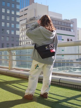 「Manhattan Portage（マンハッタンポーテージ）のNylon Messenger Bag JR (SM) BP W/DIV MGNT 500D CORDURA / MINIONS（メッセンジャーバッグ、ブラック系）」を使った、Manhattan Portage Staffさん（メンズ）の春コーディネート