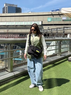 「Manhattan Portage（マンハッタンポーテージ）のNylon Messenger Bag JR (SM) FZP LVL MTA（メッセンジャーバッグ、ブラック系）」を使った、Manhattan Portage Staffさん（メンズ）の春コーディネート