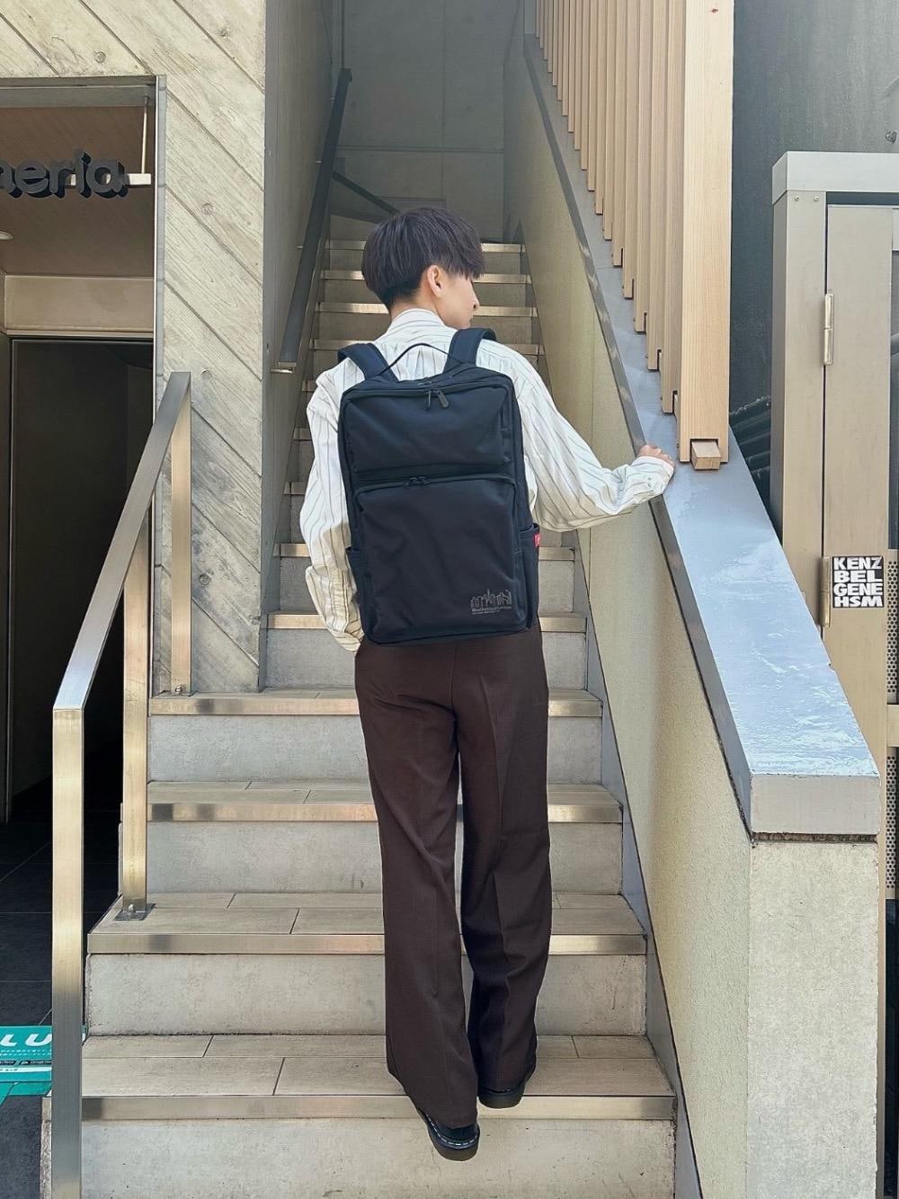 ブラック系のバックパック/リュックを着用したメンズの春コーディネートの1枚目の写真