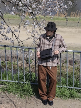 「Manhattan Portage BLACK LABEL（マンハッタンポーテージ　ブラックレーベル）のIRVING MESSENGER BAG (LG) W/ TWILL BINDING（メッセンジャーバッグ、ブラック系）」を使った、Manhattan Portage Staffさん（メンズ）の春コーディネート