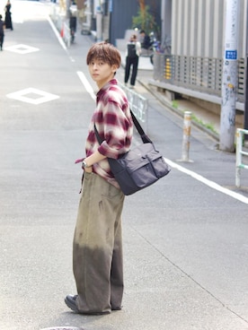 「Manhattan Portage（マンハッタンポーテージ）のNEUES VELOCITY SHOULDER BAG (LG) TUSSAH PVC（ショルダーバッグ、ブラック系）」を使った、Manhattan Portage Staffさん（メンズ）の春コーディネート