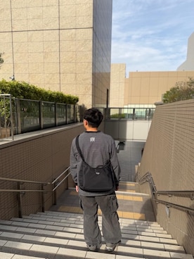 「Manhattan Portage（マンハッタンポーテージ）のMURRAY HILL SHOULDER BAG FLIGHT NYLON BACKING（ショルダーバッグ、ブラック系）」を使った、Manhattan Portage Staffさん（メンズ）の春コーディネート