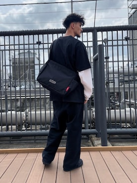 「Manhattan Portage（マンハッタンポーテージ）のRAMBLE ACTION BAG（ショルダーバッグ、ブラック系）」を使った、Manhattan Portage Staffさん（メンズ）の春コーディネート