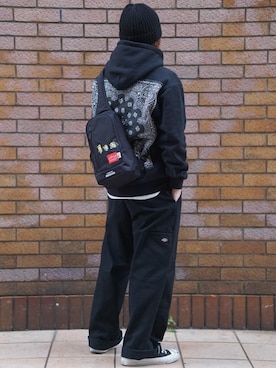 「Manhattan Portage（マンハッタンポーテージ）のLittle Italy Crossbody Bag 500D CORDURA / MINIONS（ボディバッグ/ウエストポーチ、ブラック系）」を使った、Manhattan Portage Staffさん（メンズ）の春コーディネート