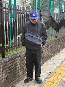 「Manhattan Portage（マンハッタンポーテージ）のNEUES VELOCITY SHOULDER BAG (LG) TUSSAH PVC（ショルダーバッグ、ブラック系）」を使った、Manhattan Portage Staffさん（メンズ）の春コーディネート