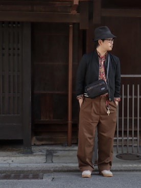 「Manhattan Portage BLACK LABEL（マンハッタンポーテージ　ブラックレーベル）のJACKSON SQUARE BAG（ショルダーバッグ、ブラック系）」を使った、Manhattan Portage Staffさん（メンズ）の春コーディネート