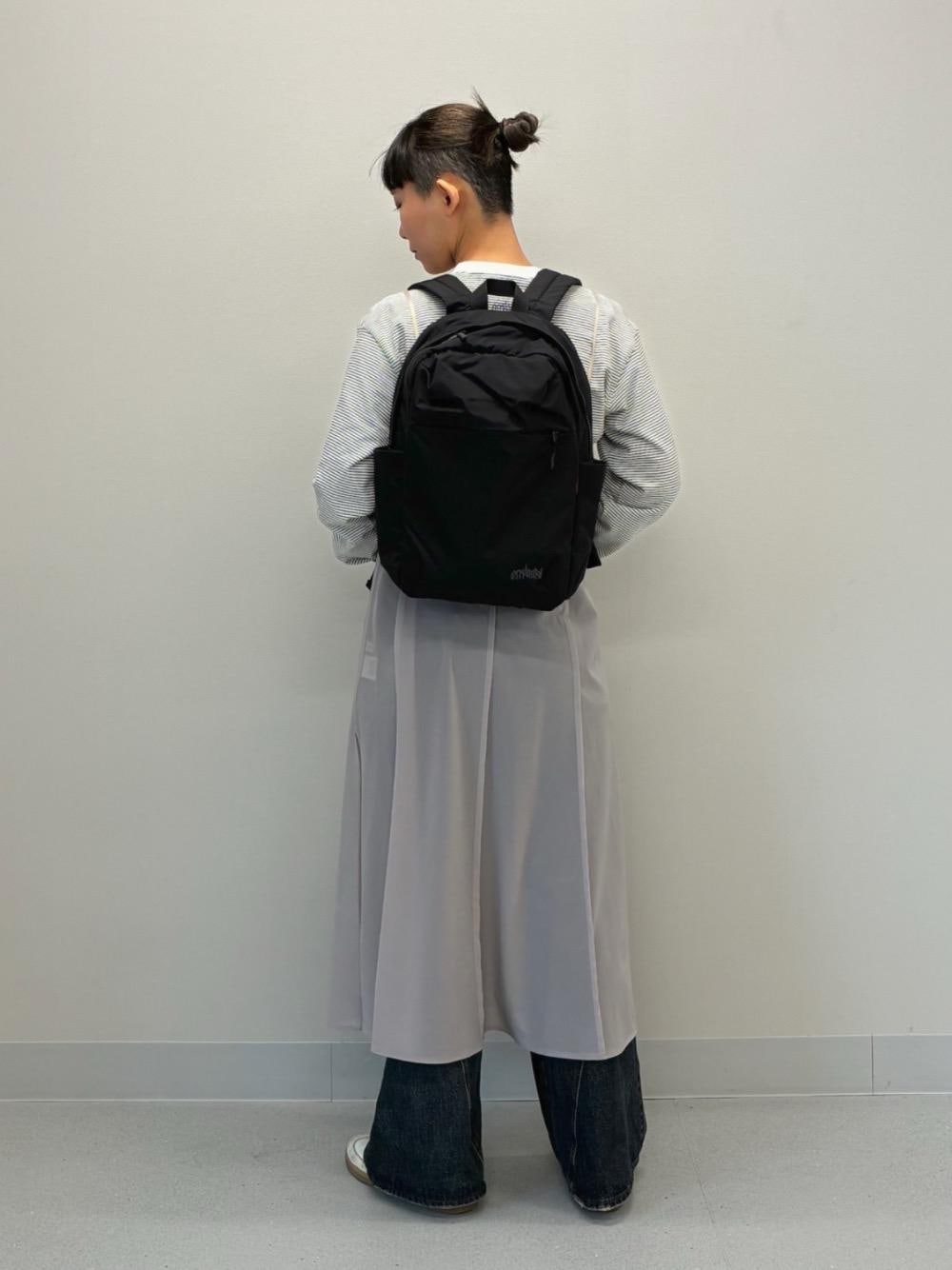 ブラック系のバックパック/リュックを着用したレディースの春コーディネートの1枚目の写真