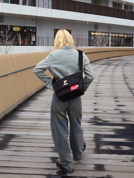 「アイテム（メッセンジャーバッグ）」を使った、Manhattan Portage Staffさん（レディース・157cm）の春コーディネート