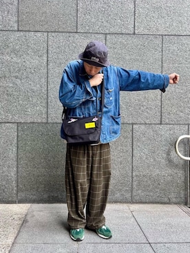 「アイテム（メッセンジャーバッグ）」を使った、Manhattan Portage Staffさん（メンズ・177cm）の春コーディネート