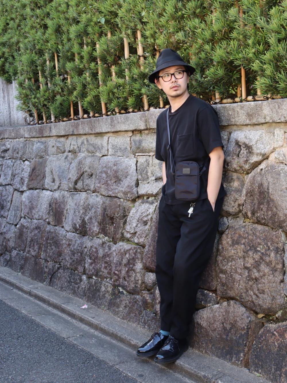 ブラック系のショルダーバッグを着用したメンズの春コーディネートの1枚目の写真