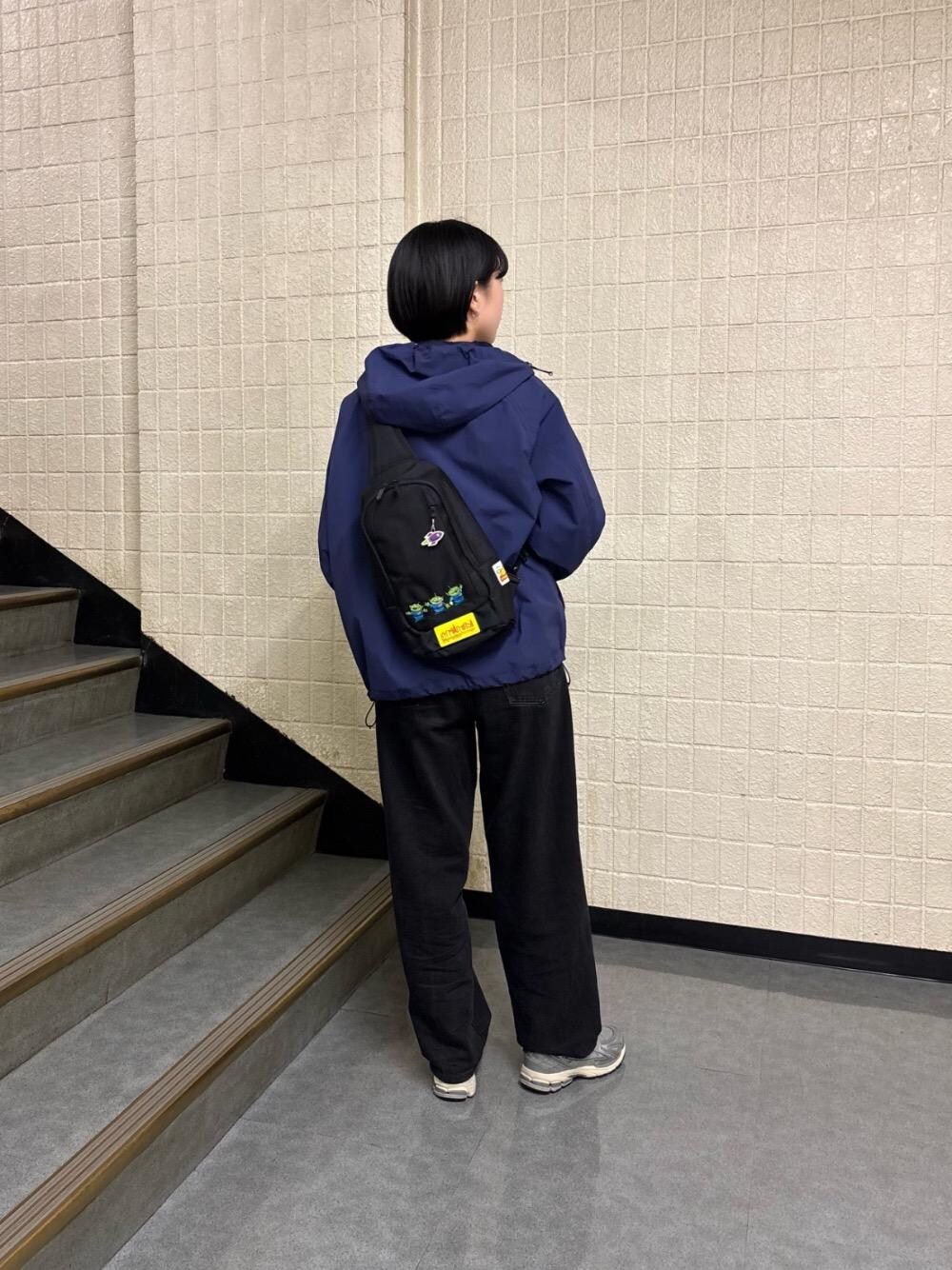 ブラック系のボディバッグ/ウエストポーチを着用したレディースの春コーディネートの1枚目の写真