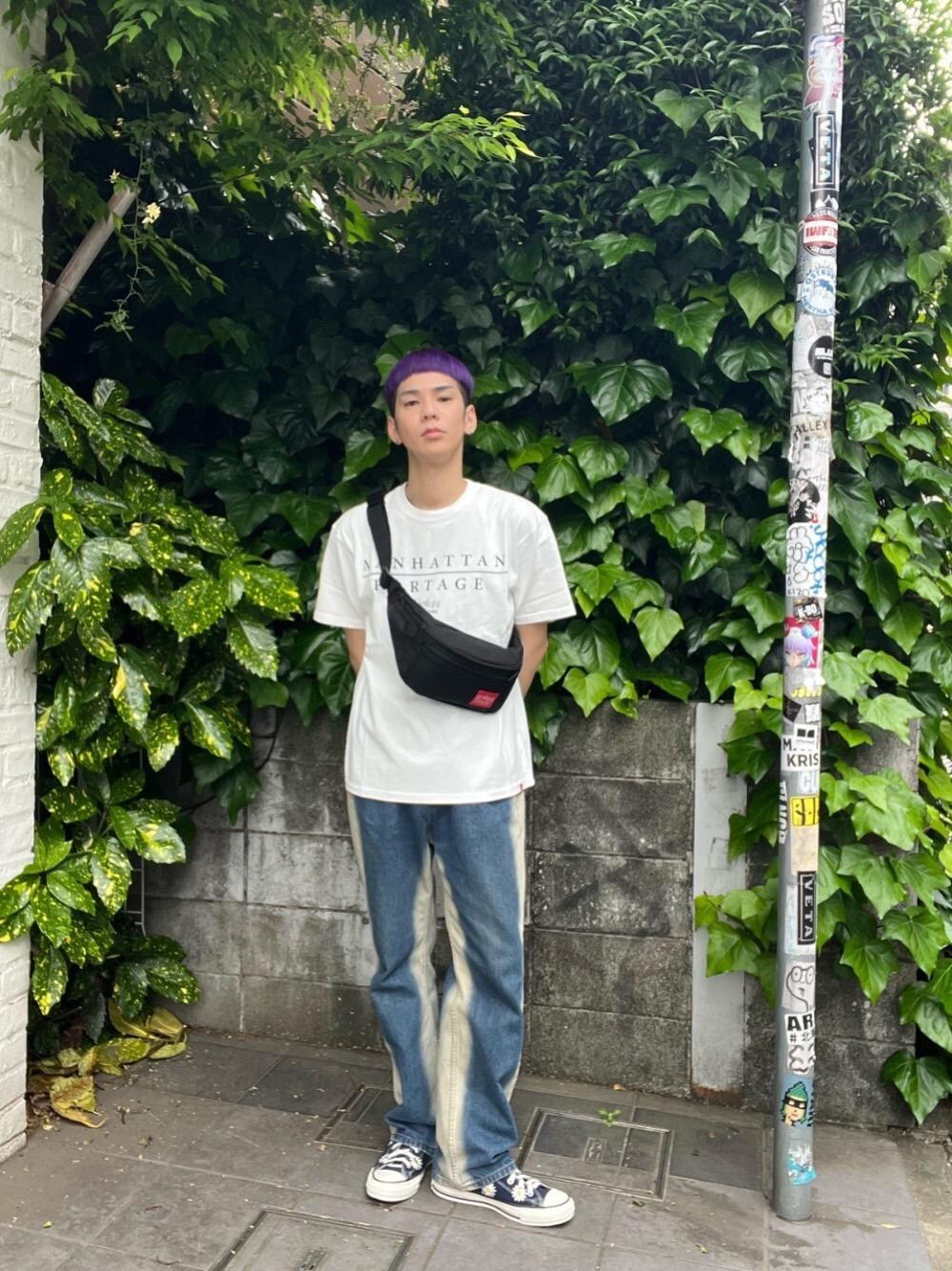 ブラック系のボディバッグ/ウエストポーチ、ホワイト系のTシャツ/カットソーを着用したメンズの春コーディネートの1枚目の写真