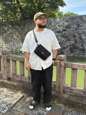 「Manhattan Portage（マンハッタンポーテージ）のCobble Hill Far Rockaway Bag Magnet（ショルダーバッグ、ブラック系）」を使った、Manhattan Portage Staffさん（メンズ）の春コーディネート