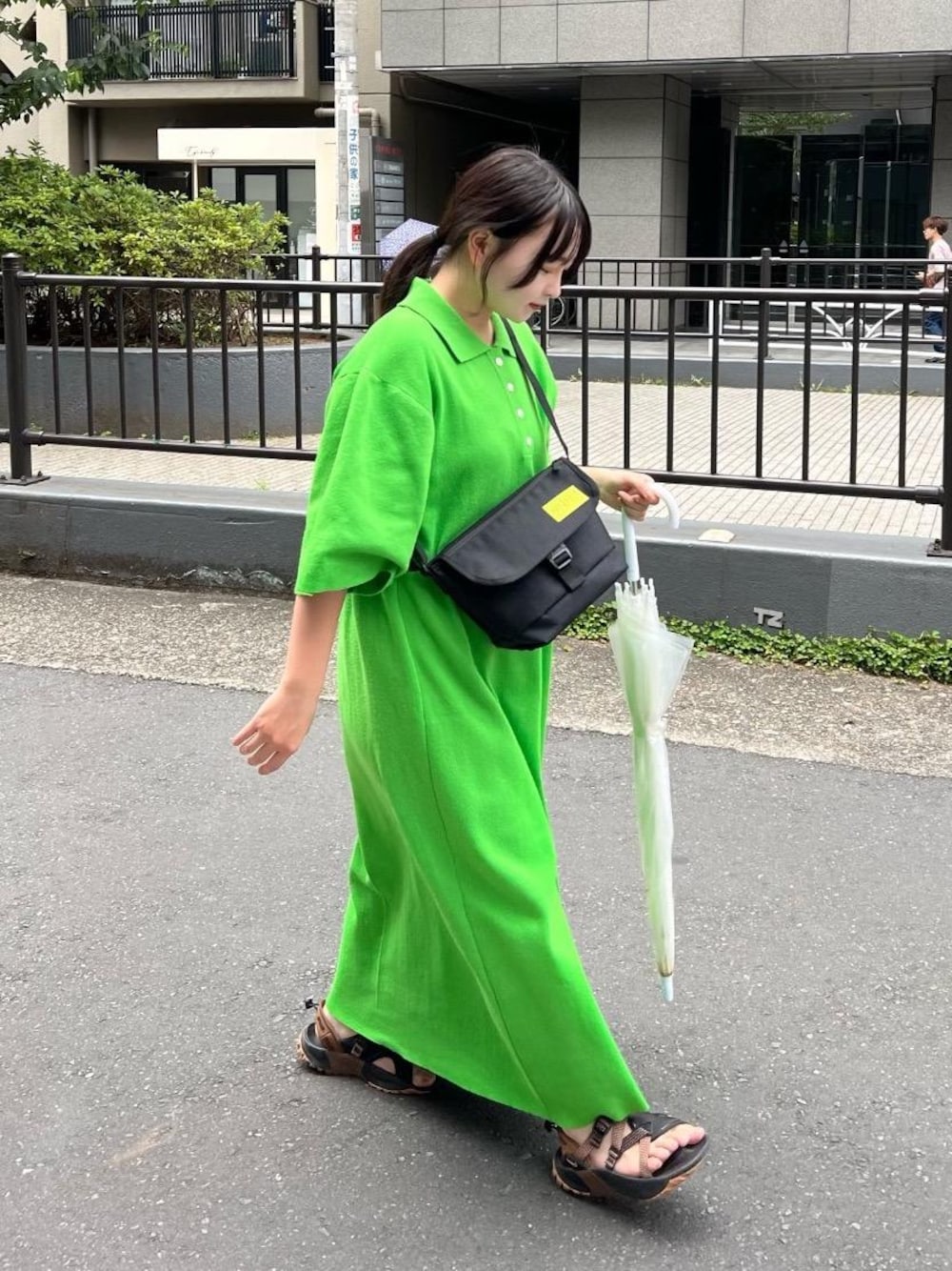 ブラック系のメッセンジャーバッグを着用したレディースの夏コーディネートの1枚目の写真