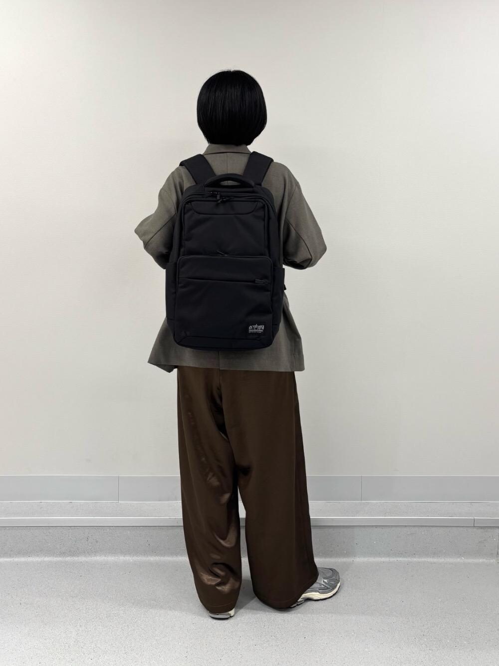 ブラック系のバックパック/リュックを着用したレディースの夏コーディネートの1枚目の写真