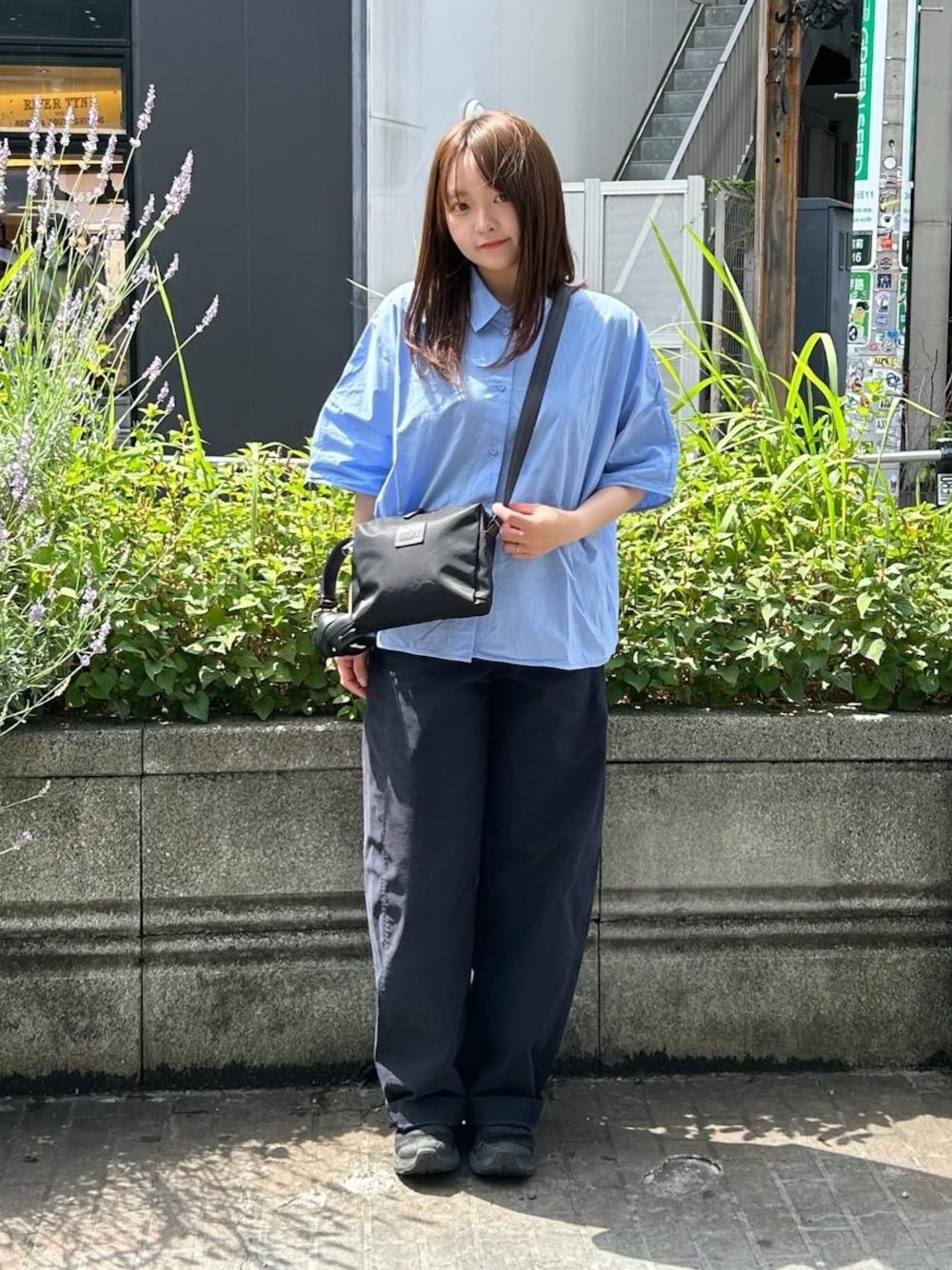 ブラック系のショルダーバッグを着用したレディースの夏コーディネートの1枚目の写真