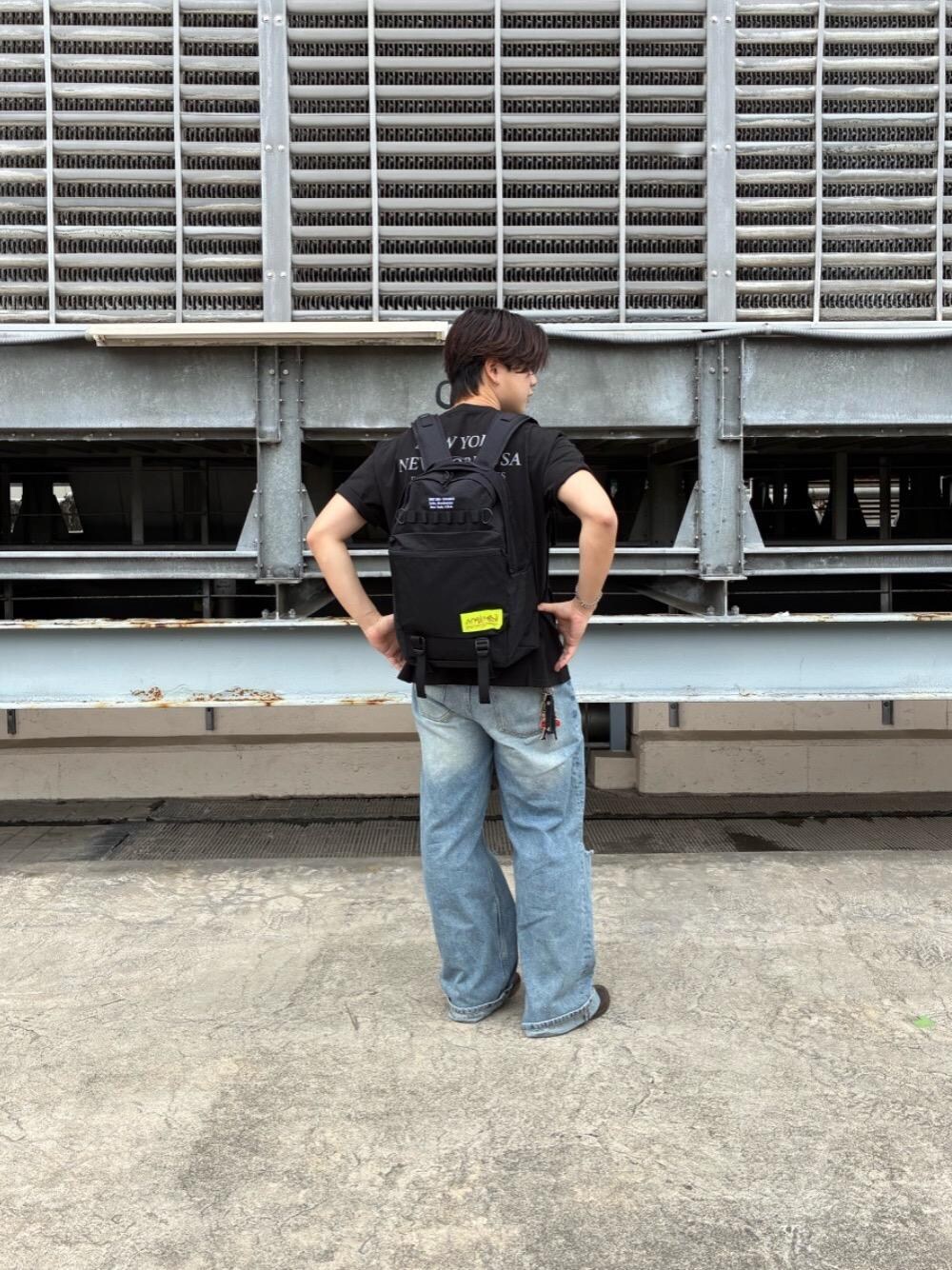 ブラック系のバックパック/リュックを着用したメンズの夏コーディネートの1枚目の写真