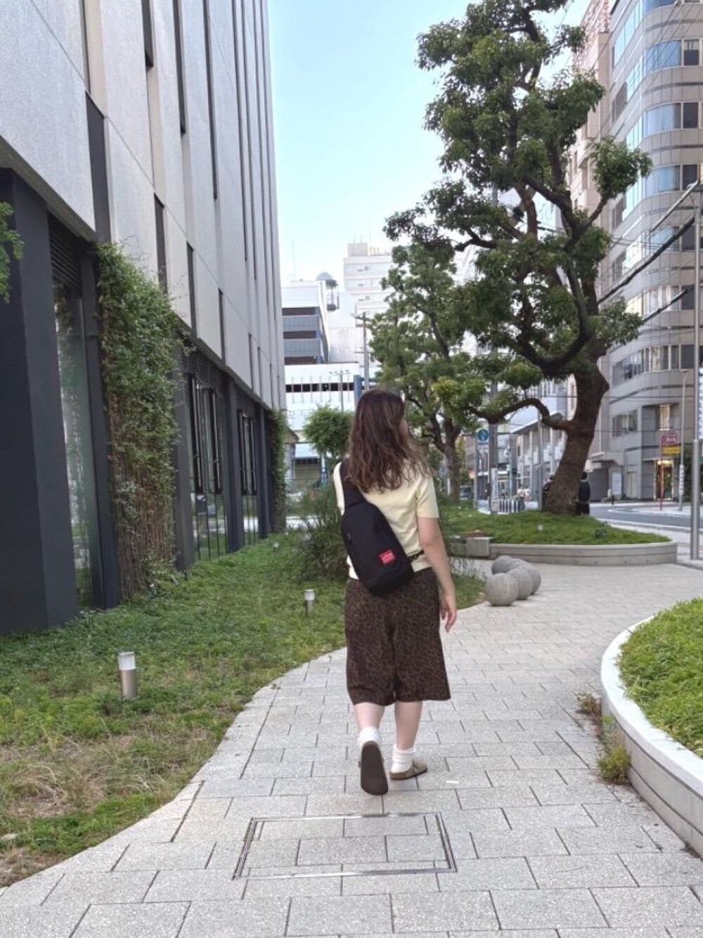 ブラック系のボディバッグ/ウエストポーチを着用したレディースの夏コーディネートの1枚目の写真