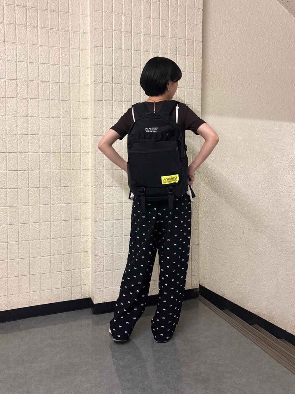 ブラック系のバックパック/リュックを着用したレディースの夏コーディネートの1枚目の写真