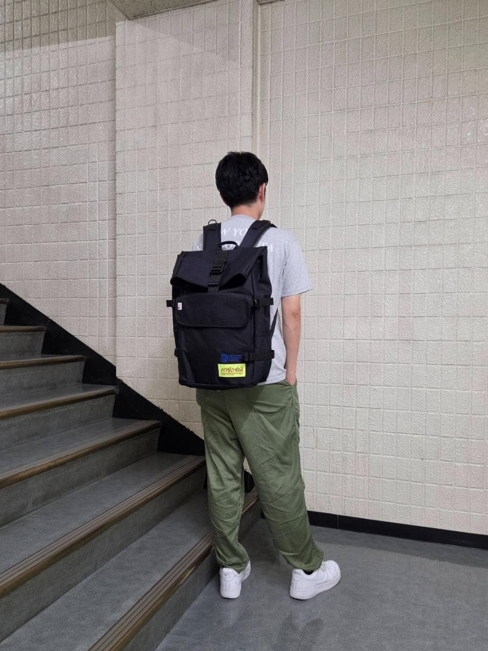 ブラック系のバックパック/リュック、グレー系のTシャツ/カットソーを着用したメンズの夏コーディネートの1枚目の写真