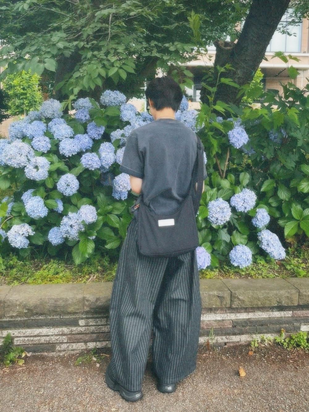 ブラック系のショルダーバッグを着用したメンズの夏コーディネートの1枚目の写真