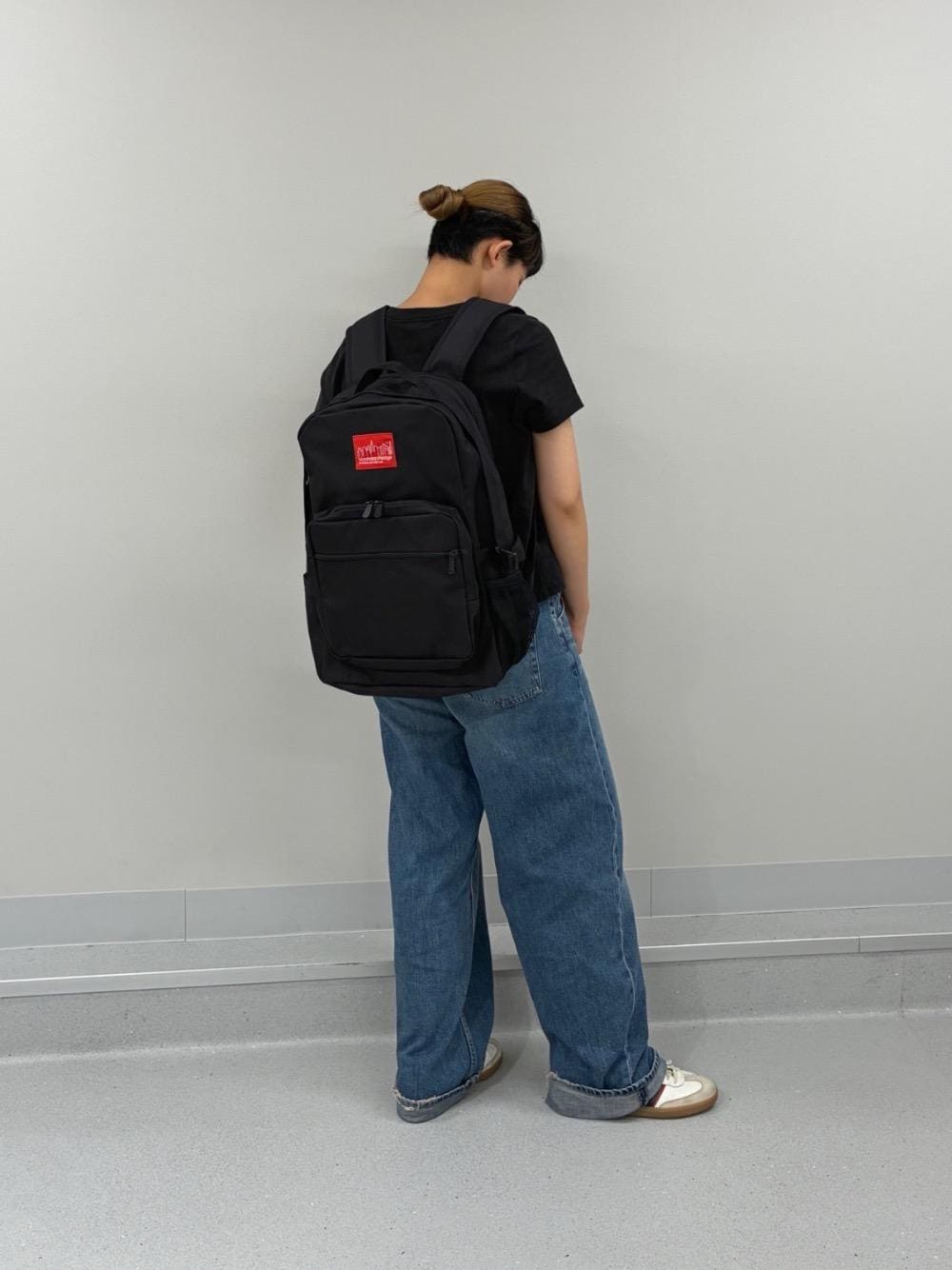 ブラック系のバックパック/リュックを着用したレディースの夏コーディネートの1枚目の写真