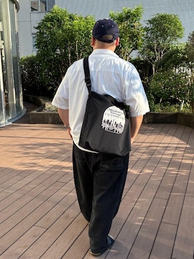 「Manhattan Portage（マンハッタンポーテージ）のTHE BURG SHOULDER BAG RIPSTOP TASLAN CCC（ショルダーバッグ、ブラック系）」を使った、Manhattan Portage Staffさん（メンズ）の夏コーディネート
