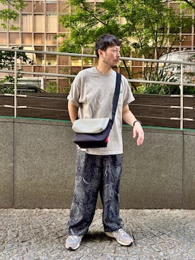 「Manhattan Portage（マンハッタンポーテージ）のNylon Messenger Bag JR Back Pocket W/ Divider Magnet VEG Leather 600D HYDR（メッセンジャーバッグ、グレー系）」を使った、Manhattan Portage Staffさん（メンズ）の夏コーディネート