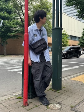 「Manhattan Portage BLACK LABEL（マンハッタンポーテージ　ブラックレーベル）のTWILL MESEROLE MESSENGER BAG（メッセンジャーバッグ、ブラック系）」を使った、Manhattan Portage Staffさん（メンズ）の夏コーディネート