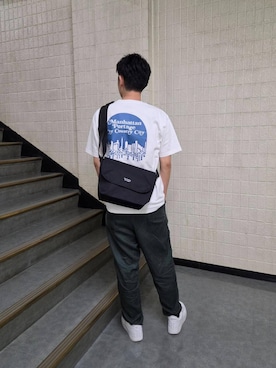 「Manhattan Portage（マンハッタンポーテージ）のNylon Messenger Bag JR Back Pocket W/ Divider Magnet（メッセンジャーバッグ、ブラック系）」を使った、Manhattan Portage Staffさん（メンズ）の夏コーディネート