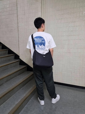 「Manhattan Portage（マンハッタンポーテージ）のMURRAY HILL SHOULDER BAG FLIGHT NYLON BACKING（ショルダーバッグ、ブラック系）」を使った、Manhattan Portage Staffさん（メンズ）の夏コーディネート