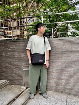 「Manhattan Portage（マンハッタンポーテージ）のVelocity Action Bag（ショルダーバッグ、ブラック系）」を使った、Manhattan Portage Staffさん（メンズ）の夏コーディネート
