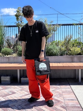 「Manhattan Portage（マンハッタンポーテージ）のTHE RAMBO SHOULDER BAG RIPSTOP TASLAN CCC（ショルダーバッグ、ブラック系）」を使った、Manhattan Portage Staffさん（メンズ）の夏コーディネート