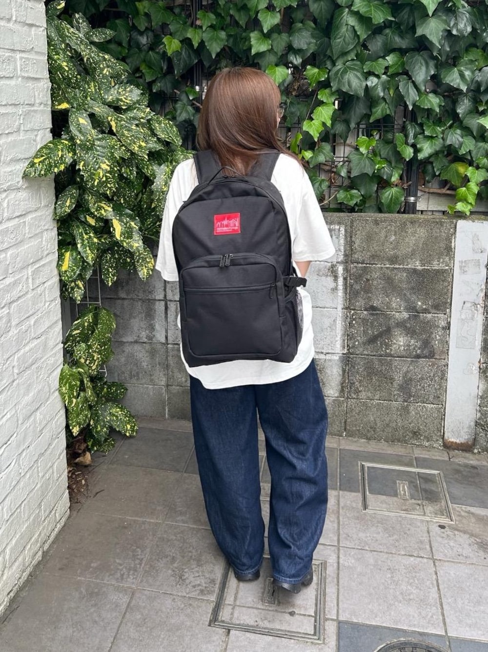 ブラック系のバックパック/リュックを着用したレディースの夏コーディネートの1枚目の写真