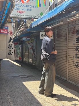 「Manhattan Portage（マンハッタンポーテージ）のNEUES VELOCITY SHOULDER BAG (LG) TUSSAH PVC（ショルダーバッグ、ブラック系）」を使った、Manhattan Portage Staffさん（メンズ）の夏コーディネート