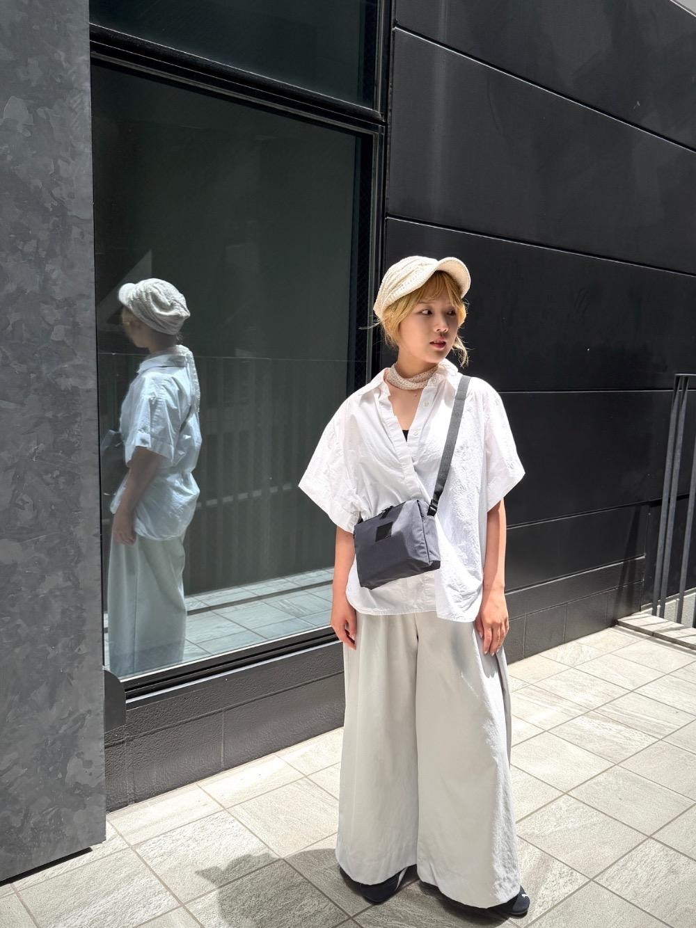 グレー系のショルダーバッグを着用したレディースの夏コーディネートの1枚目の写真