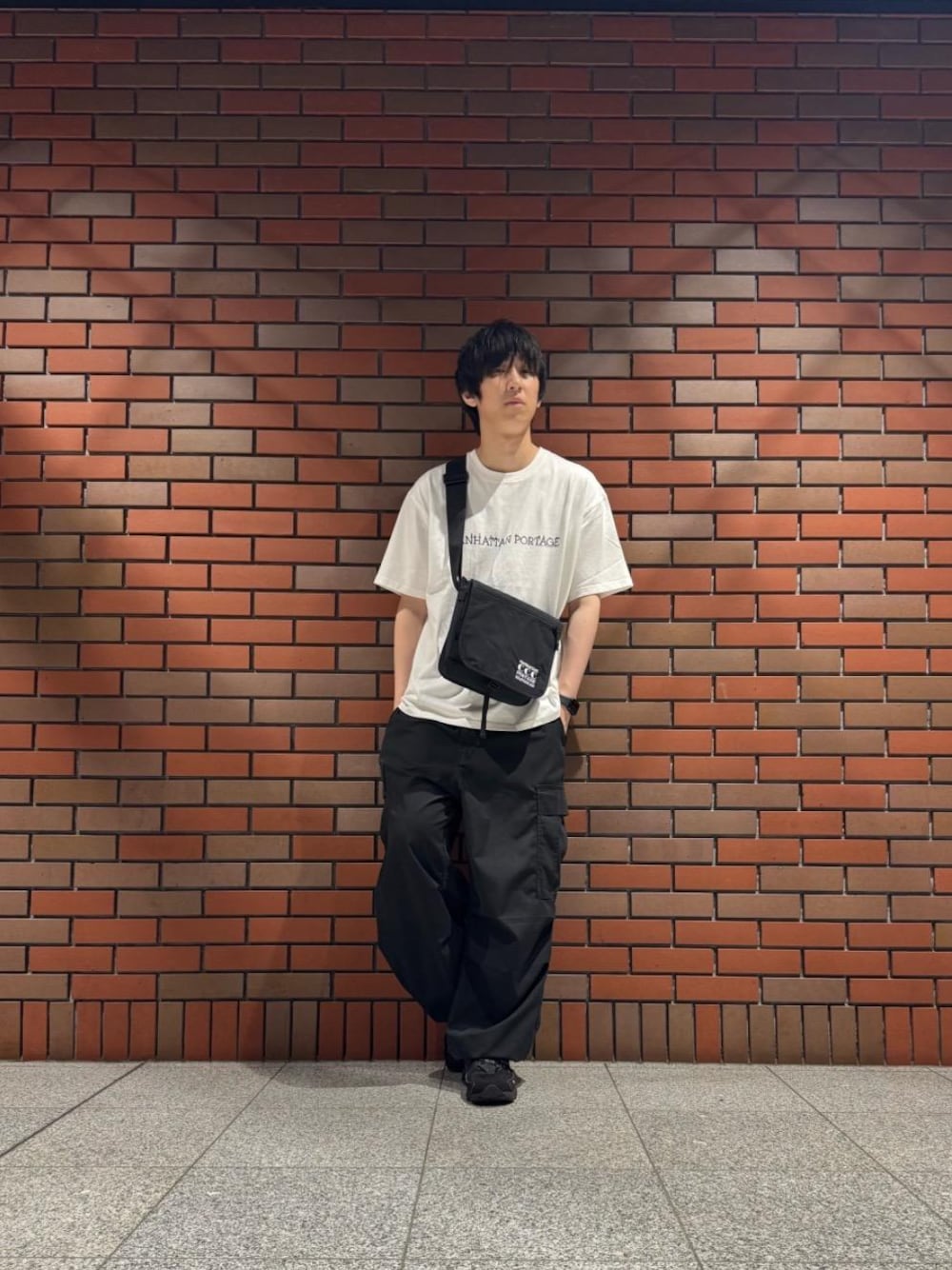 ブラック系のショルダーバッグ、ホワイト系のTシャツ/カットソーを着用したメンズの夏コーディネートの1枚目の写真