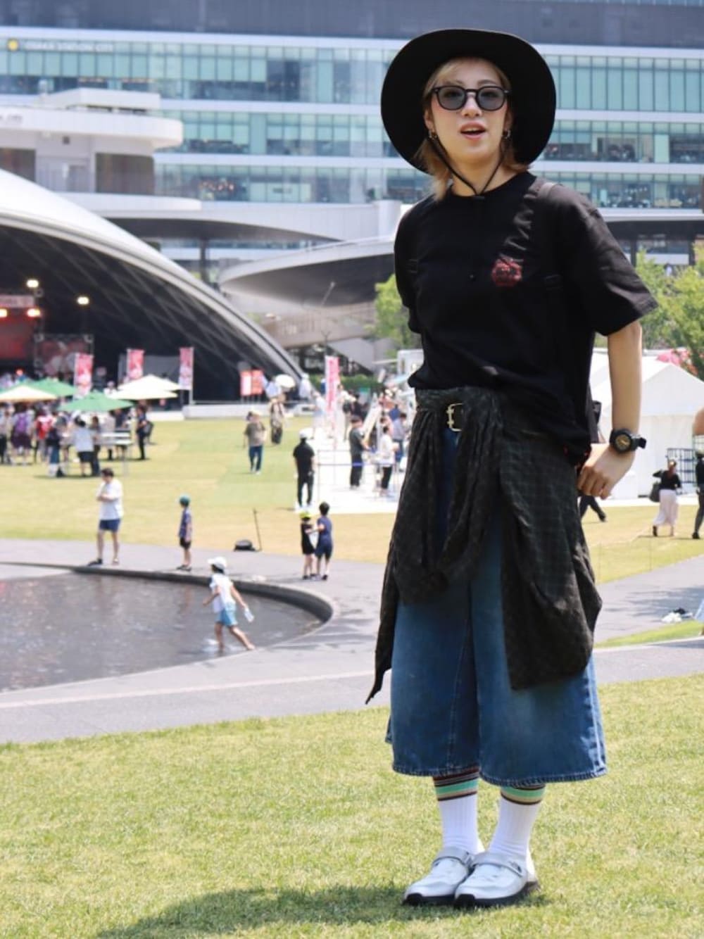 ブラック系のバックパック/リュック、ブラック系のTシャツ/カットソー、ブラック系のハットを着用したレディースの夏コーディネートの1枚目の写真