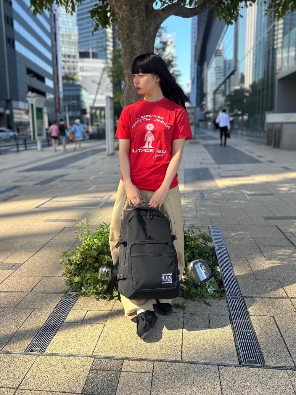 ブラック系のバックパック/リュックを着用したレディースの夏コーディネートの1枚目の写真